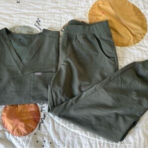 Figs women’s Scrub Set in moss